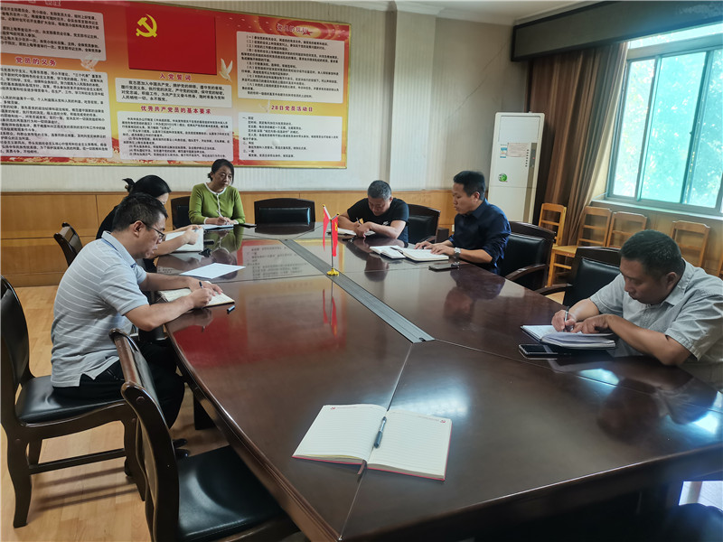 市图书馆支委会议召开